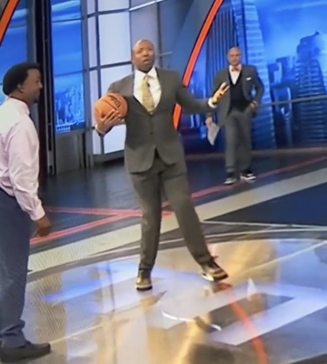 Kenny Smith Knees: How Bad Are They Really? Fans are Concerned About Kennys Condition.