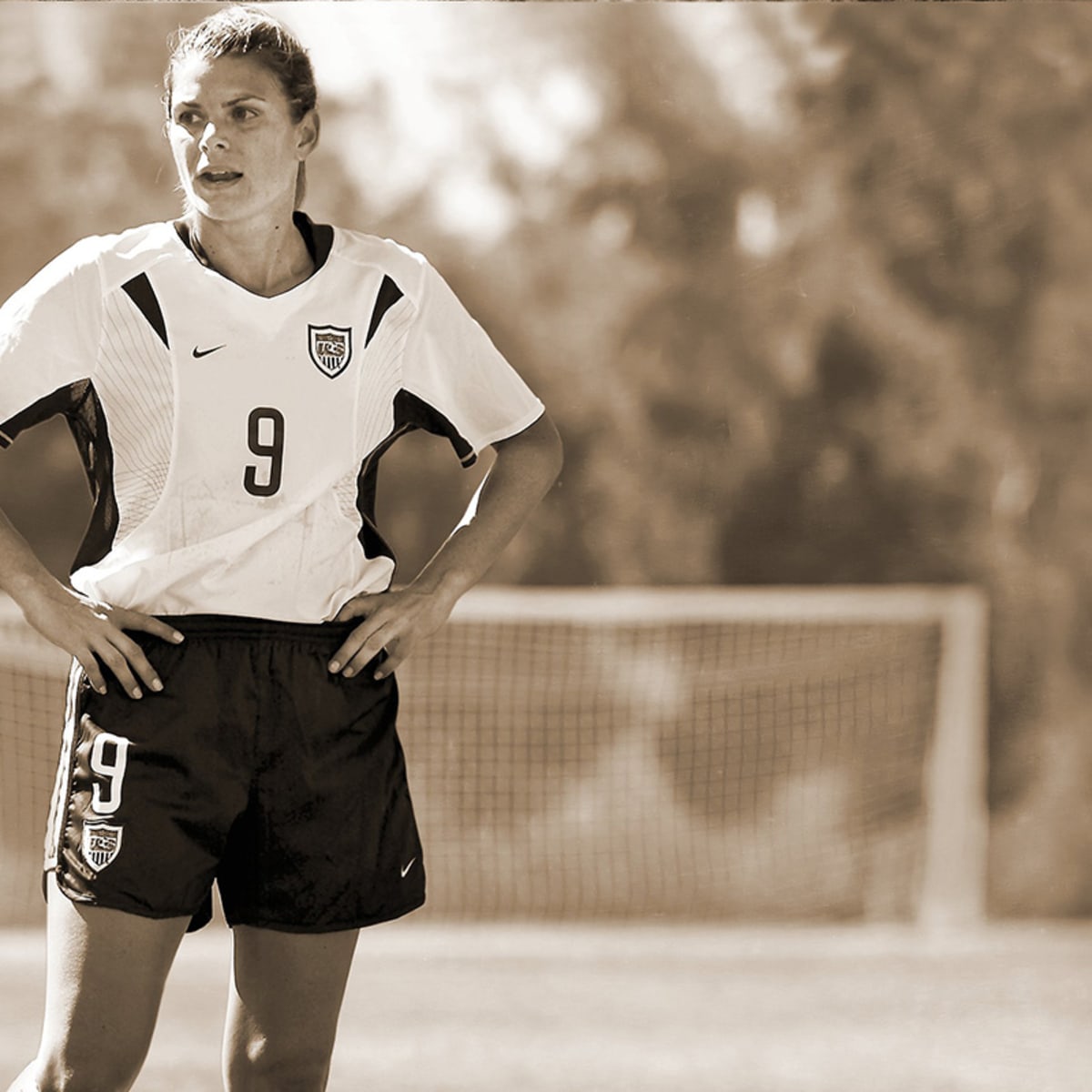 Mia Hamm Sexy Pics? Get the Real Story on This Soccer Star