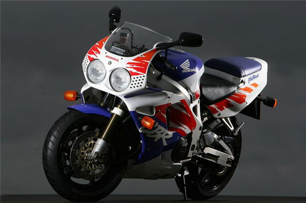 Best honda 900 cbr 1992? See Our Original Fireblade Review With Pictures.