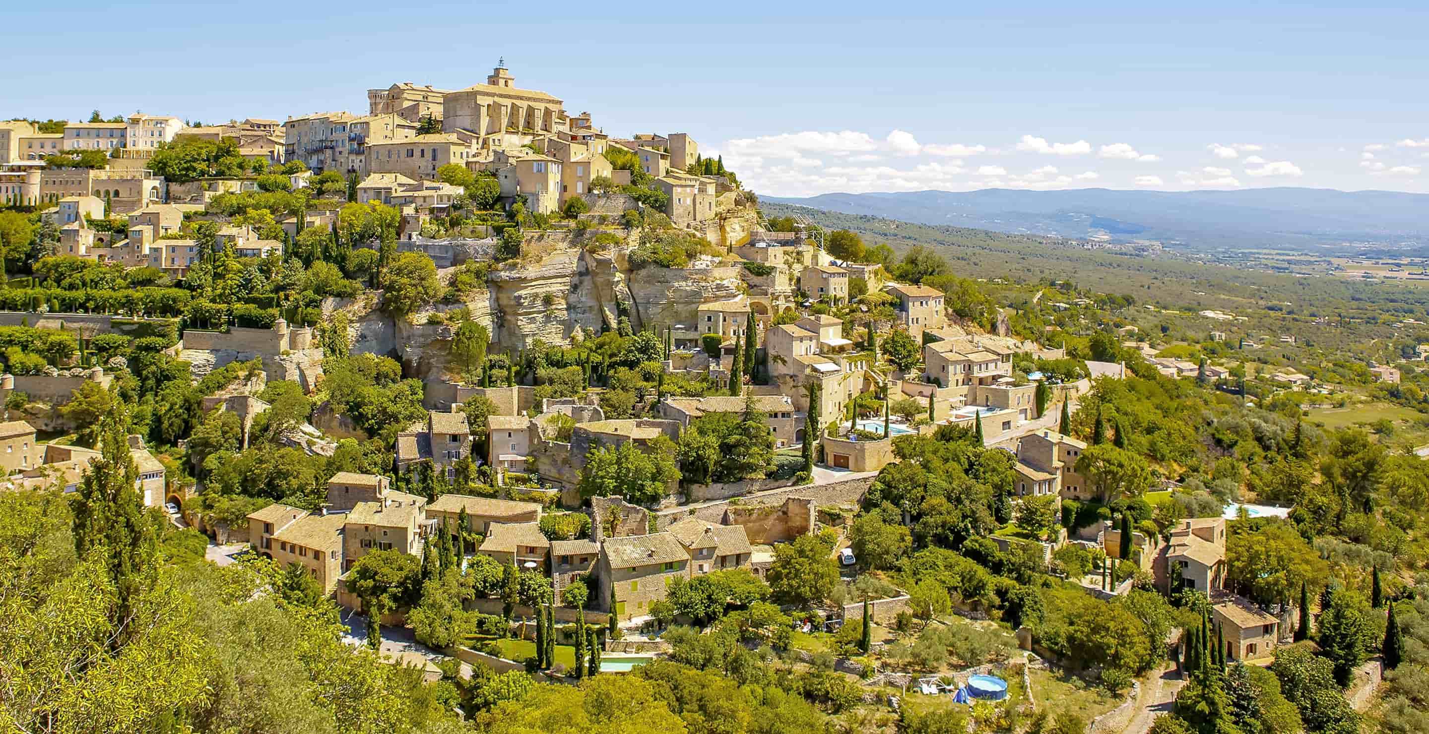 Is it easy to travel from Aix-en-Provence to Cassis without a car? (Find out about public transport schedules)