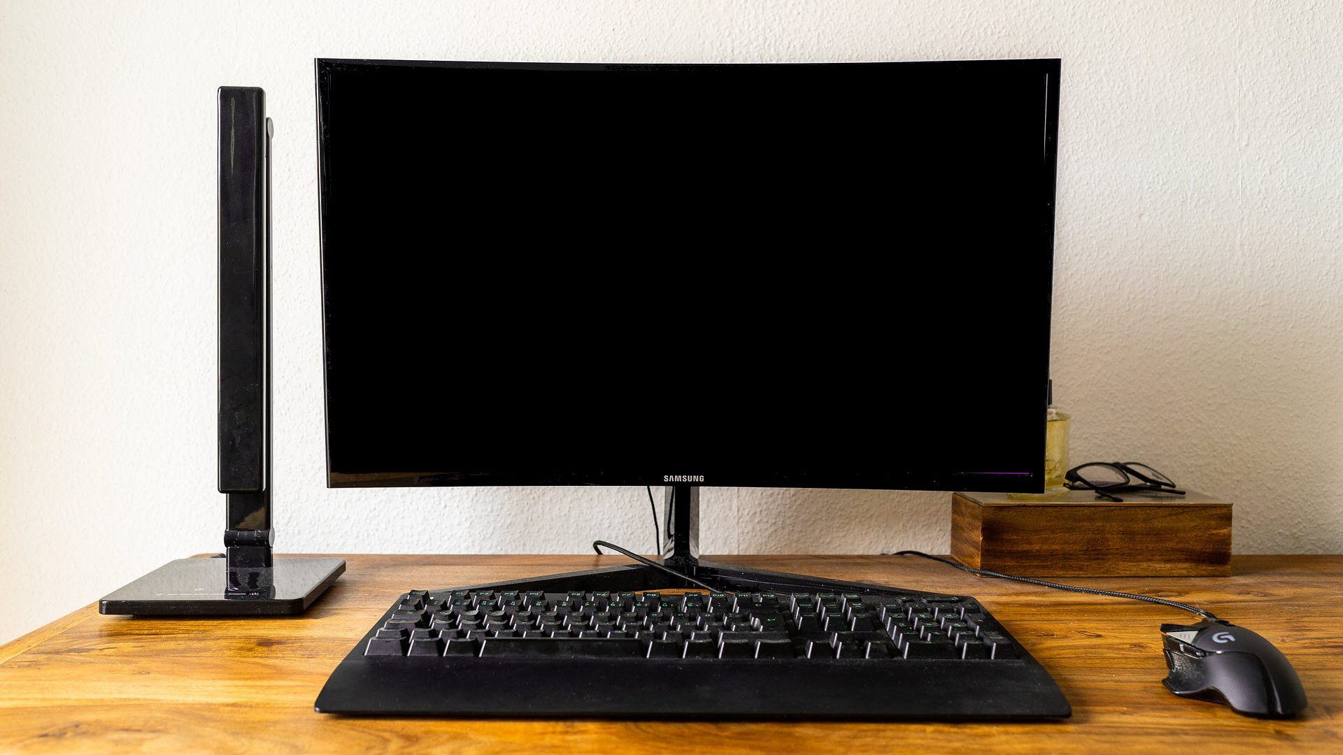Is your computer monitor turns black for a second a serious problem? Understand the potential reasons why now.