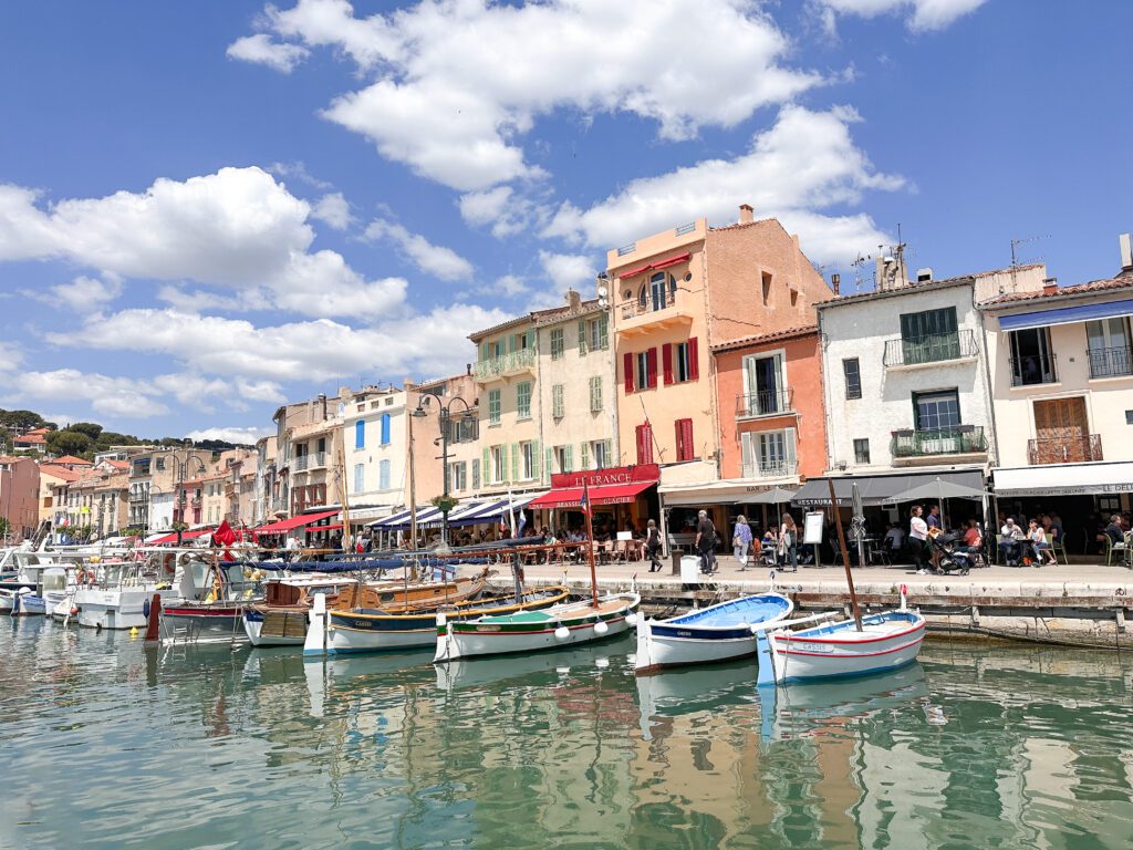 Is it easy to travel from Aix-en-Provence to Cassis without a car? (Find out about public transport schedules)
