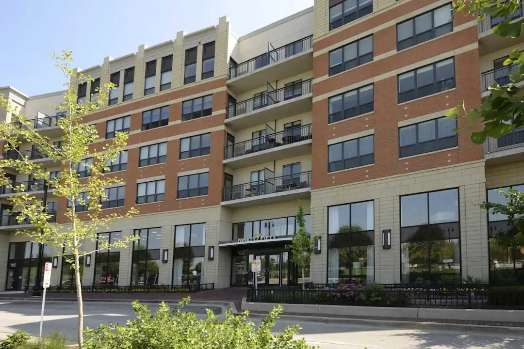 What is the area around 9750 on the park like? Find information on local shops, great dining options, nearby schools, and convenient public transportation access.