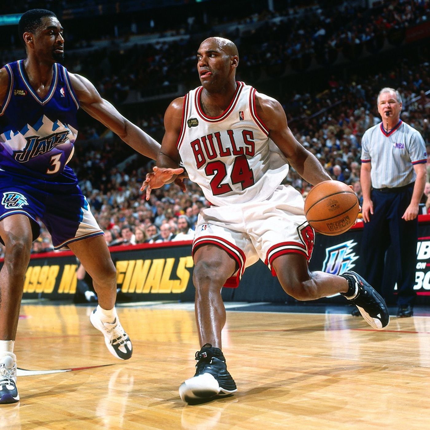 Why is Scott Burrell so well-known? Learn about his rare skills in both basketball and baseball!